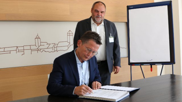 R. STAHL finanziert Stiftungsprofessur an Ernst-Abbe-Hochschule