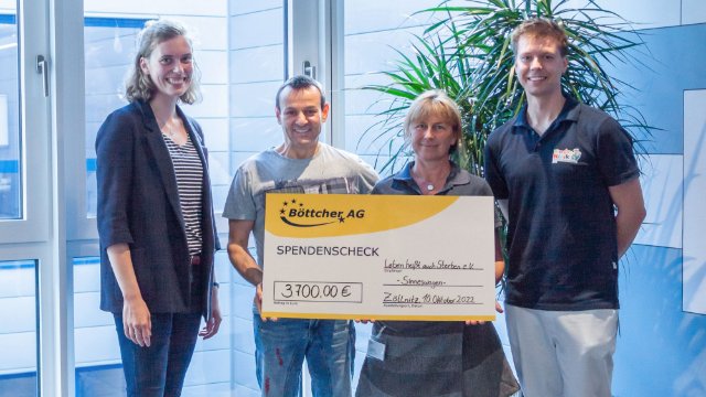 Böttcher AG spendet 3 700 Euro an den Verein „Leben heißt auch Sterben“ 