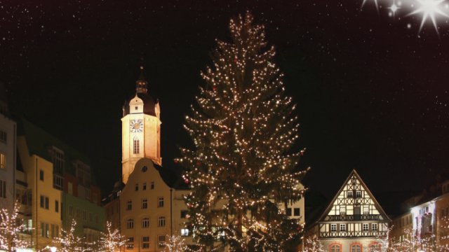 Gemeinsames Weihnachtsliedersingen auf dem Kirchplatz 