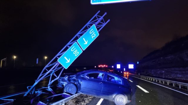 Mit Gittermast auf A4 kollidiert 