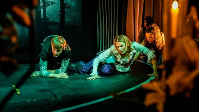 Theaterhaus mit „Liebe brennt wie ein nasser Lappen“