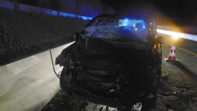 Pkw fuhr auf Lkw auf: Pkw-Fahrer schwer verletzt