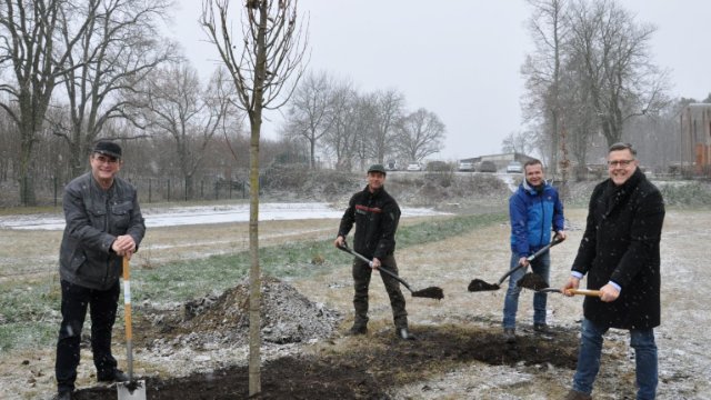 Baumpflanzung im Gelände des Naturerlebniszentrums