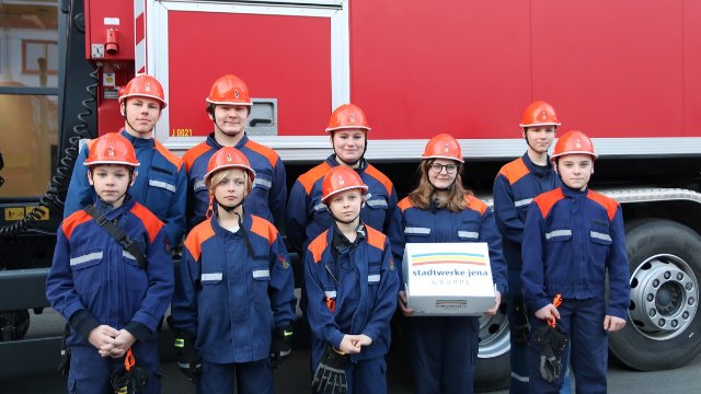 Stadtwerke-Mitarbeiter spenden an Jugendfeuerwehr Winzerla
