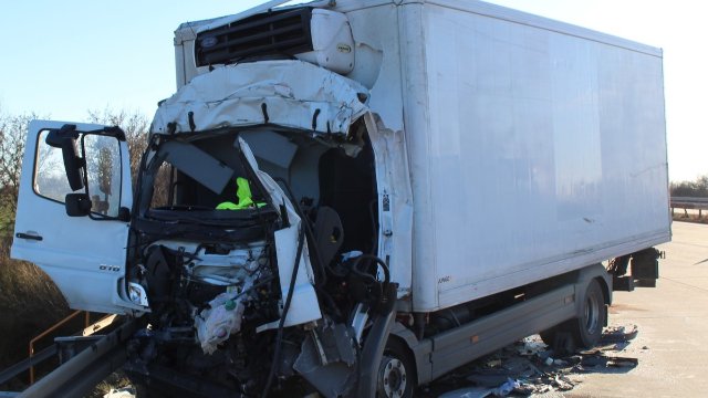 Schwerer LKW-Unfall, eine Person tödlich verletzt