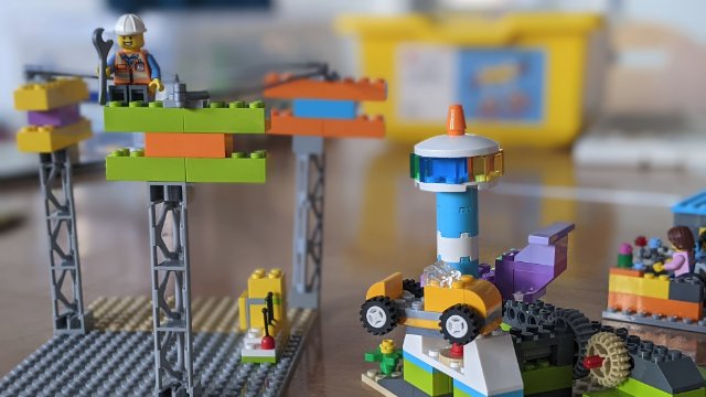 Gemeinsam mit dem Schülerforschungszentrum Jena motorisierte Lego-Modelle bestaunen
