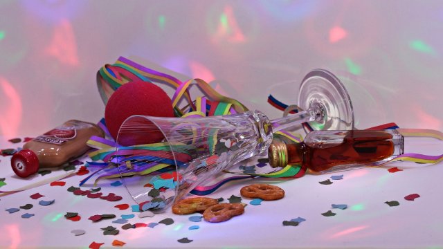 TÜV warnt im Karneval vor Alkohol am Steuer