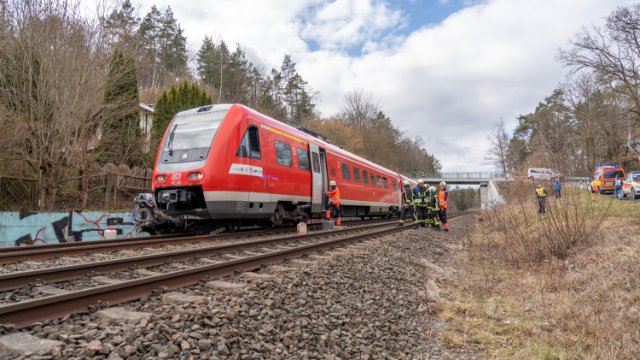 Zug kollidiert bei Remderoda mit Pkw