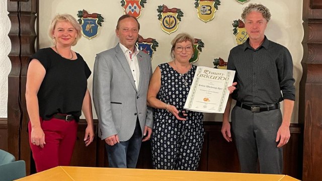 Sabine Wechsung-Apel mit Ehrennadel ausgezeichnet