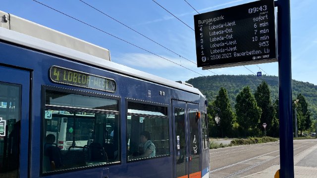 Neue Dynamische Fahrgastinformationssäulen installiert