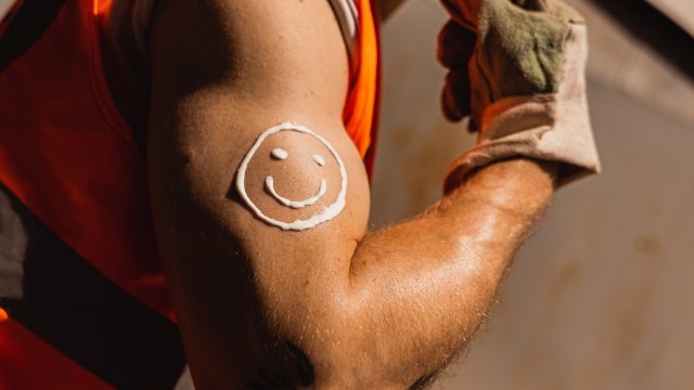 IG BAU fordert „Sonnenmilch-Flatrate“ für Bauarbeiter 