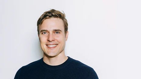 Constantin Schreiber bei Lesung mit Torte beworfen