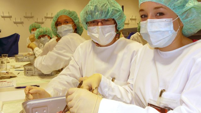 Uniklinikum bietet Ferienkurs im Forschungslabor an