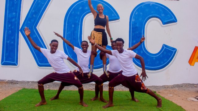 Tanz-Akrobatikgruppe aus Tansania zu Gast