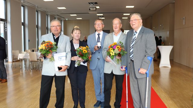 Dr. Jörg Schubert erhält Ehrennadel