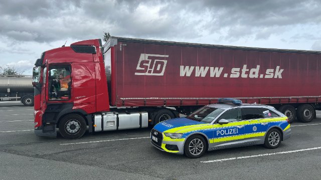 Autobahnpolizei stoppt rasenden Lkw