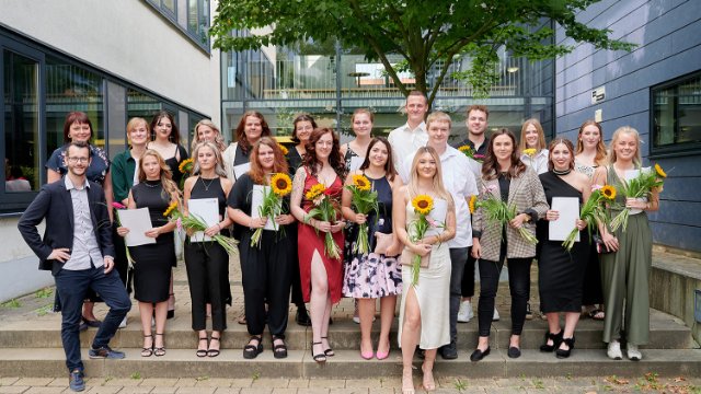 Erste Pflegefachkräfte schließen Ausbildung am Klinikum ab