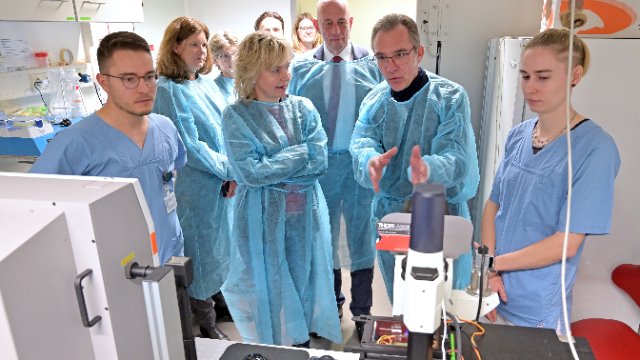 Staatssekretärin informiert sich über Leibniz-Zentrum für Photonik in der Infektionsforschung