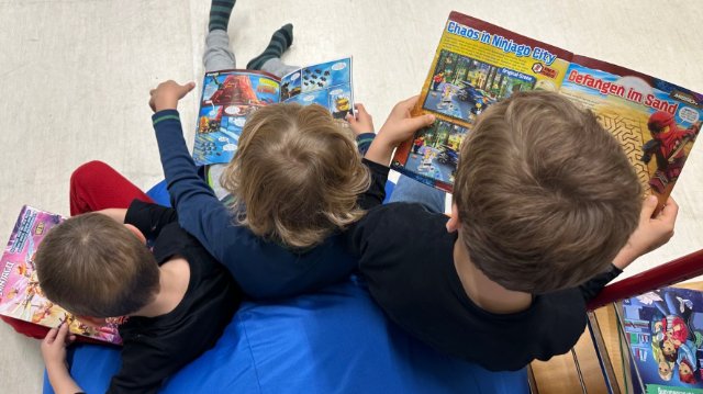 27,9 Meter hohen Bücherturm erlesen