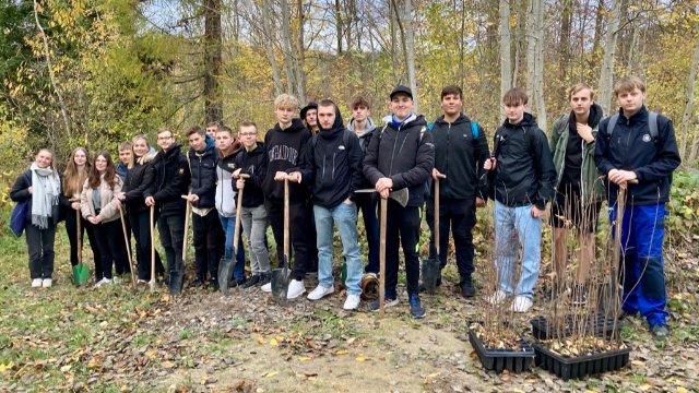 Stadtwerke-Azubis pflanzten 30 Bäume 