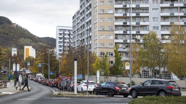 Zähfließender Verkehr in Lobeda-West
