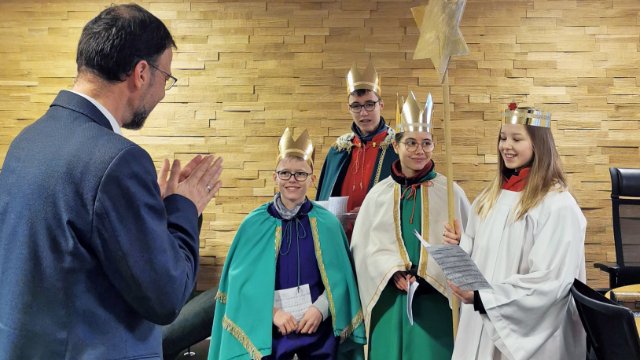 Sternsinger segnen das Rathaus