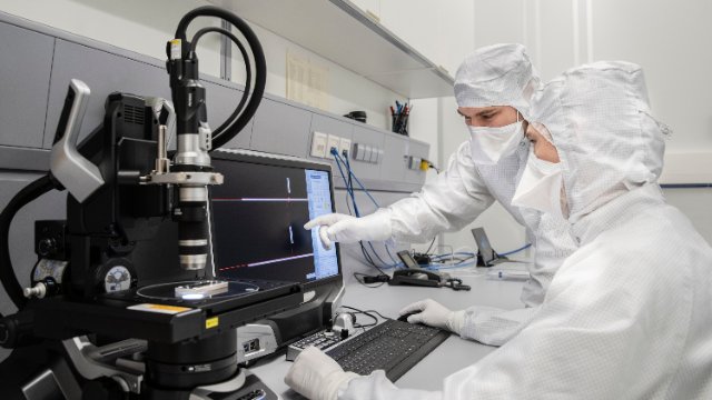 Fraunhofer IOF präsentiert hochpräzisen Doppelspalt für Weltraum-Spektrometer