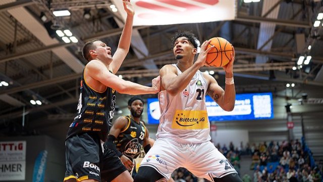 Medipolis SC Jena schlägt die Bozic Estriche Knights Kirchheim mit 98:95