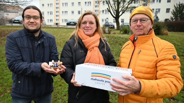 Stadtwerke-Mitarbeiter spenden Bank für Winzerla
