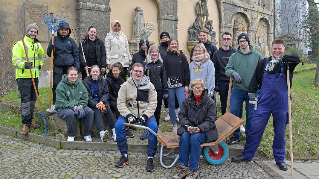 Pflegeazubis bringen Johannisfriedhof auf Vordermann