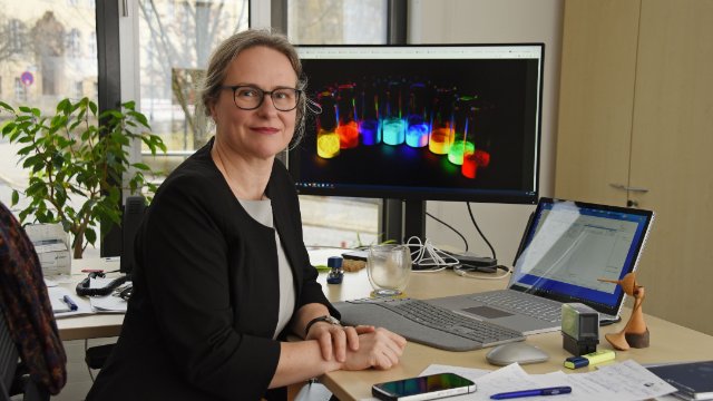 Birgit Weber ist Professorin für Anorganische Chemie 