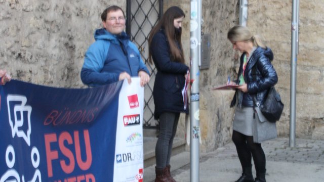 Übergabe der Petition gegen Kürzungen an der Universität Jena