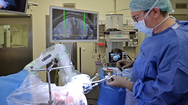 Neueste Roboterassistenz für UKJ-Neurochirurgie