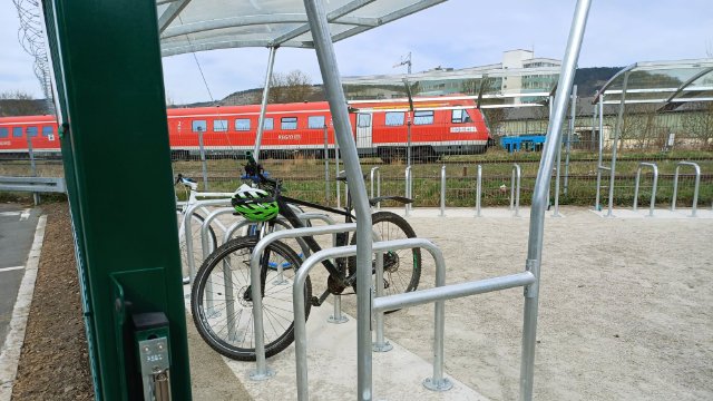 Neue Fahrradabstellanlage am Bahnhof Göschwitz 