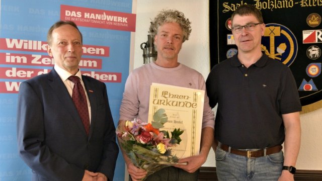 Heubel mit Ehrennadel der Handwerkskammer in Silber geehrt
