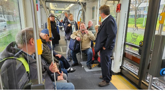 „Lichtbahn“ auf Barrierefreiheit getestet