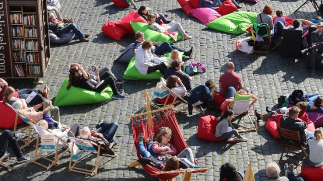 StadtLesen auf dem Theatervorplatz