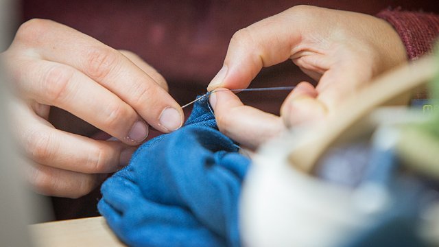 Reparier-Café "Textilien Spezial" im Geburtshaus