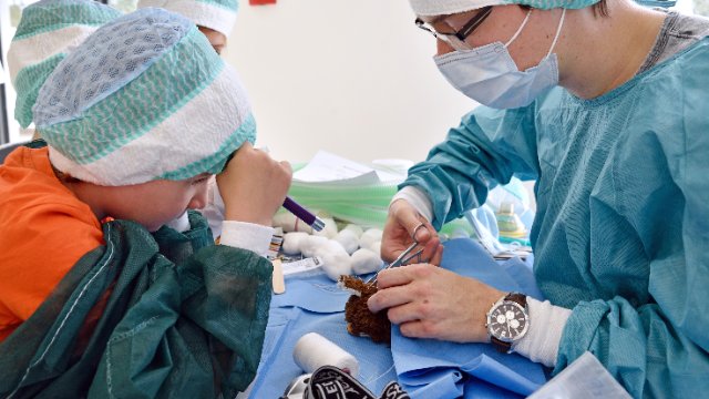 Teddyklinik versorgt Puppen und Plüschpatienten