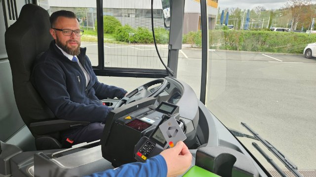 Bargeldlos zahlen in den JES-Bussen
