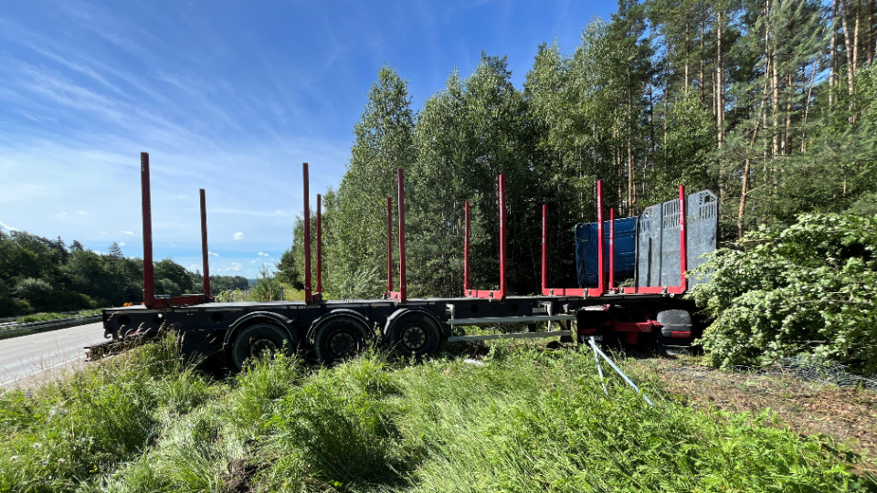 Holz-Laster rauscht in Böschung