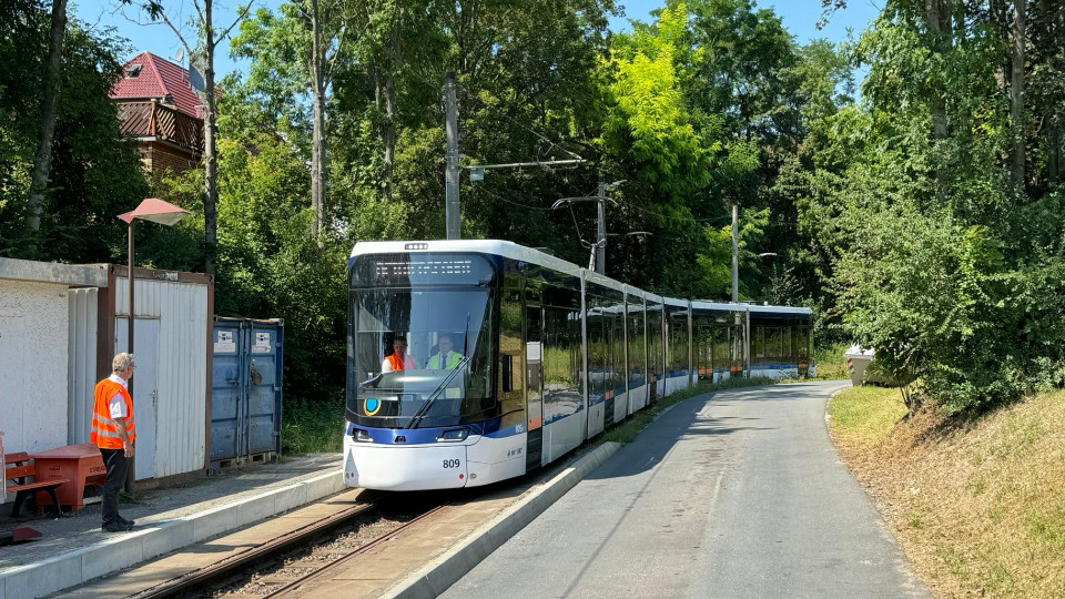 Erste 42-Meter-Lichtbahn auf neu gebauter Strecke
