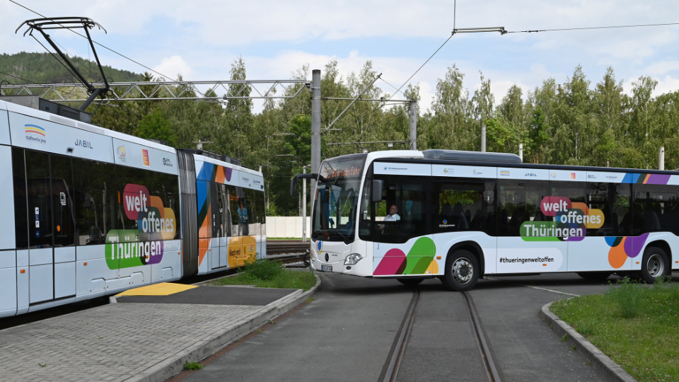 Rollendes Zeichen für Demokratie und Weltoffenheit