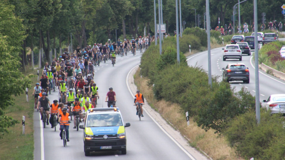 Critical Mass Jena radelt über Stadtrodaer Straße