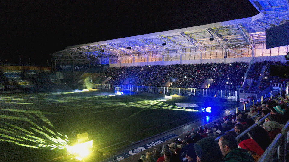 Open Air– Weihnachtssingen statt Fußballgesänge im Stadion