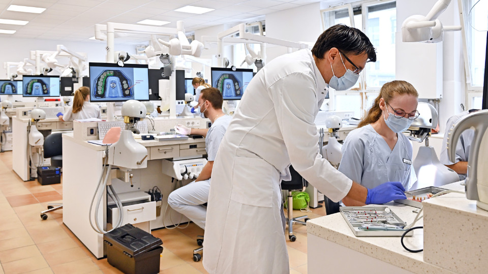 Modernste Lehre in der Zahnmedizin