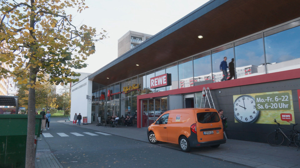 Feierliche Wiedereröffnung des REWE Lobeda