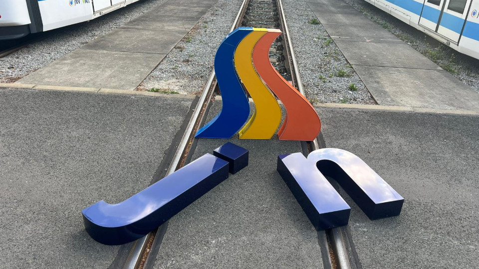 Jenaer Nahverkehr versteigert altes Logo