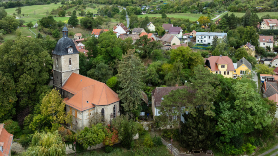 Kirche Zwätzen - Loge hängt in den Seilen