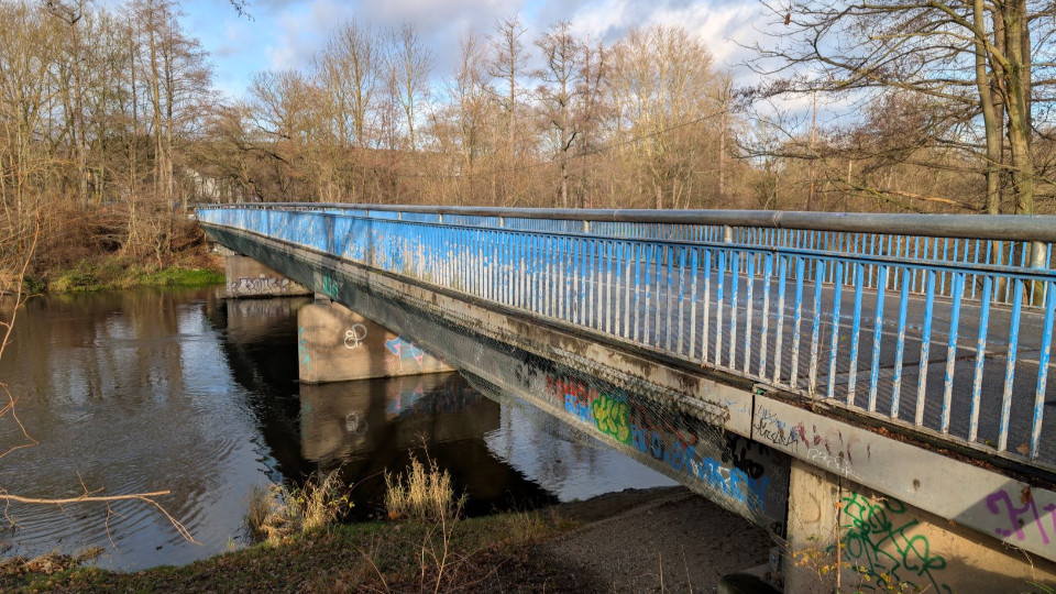 Fußgängerbrücke über die Saale gesperrt